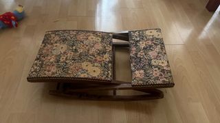 Reposapiés floral madera y tela