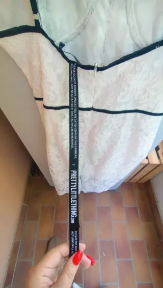 Vestito midi decorazioni pizzo e ricami