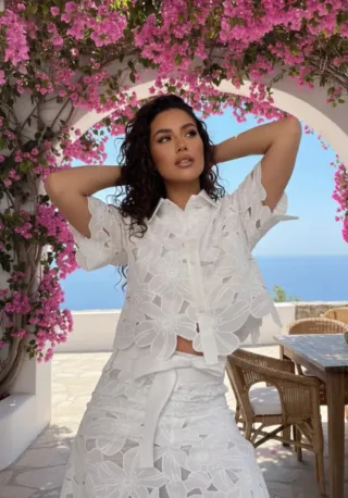 Completo due pezzi ricamato bianco