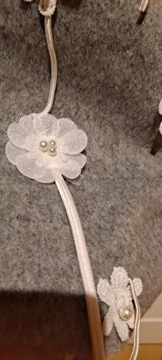 Falda evasé gris con flores blancas