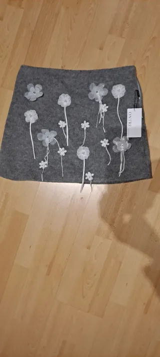 Falda evasé gris con flores blancas