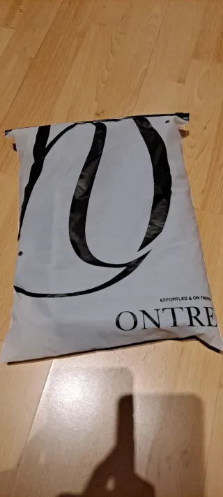 Falda evasé gris con flores blancas