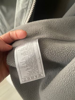 Abrigo Nike gris verdoso con capucha