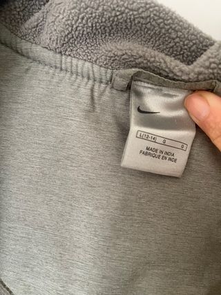 Abrigo Nike gris verdoso con capucha