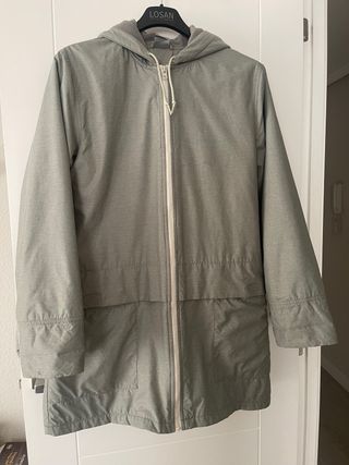 Abrigo Nike gris verdoso con capucha