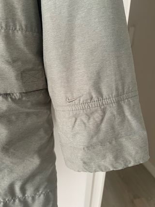 Abrigo Nike gris verdoso con capucha