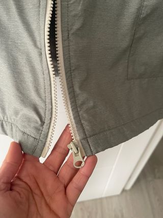 Abrigo Nike gris verdoso con capucha