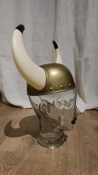 Casco Vikingo con Cuernos Dorado