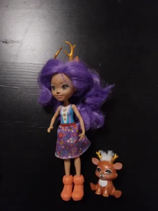 Muñecas Enchantimals y animales.