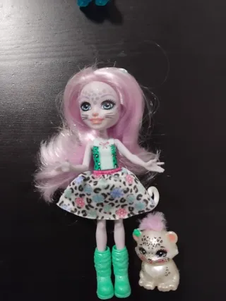 Muñecas Enchantimals y animales.