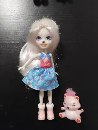 Muñecas Enchantimals y animales.