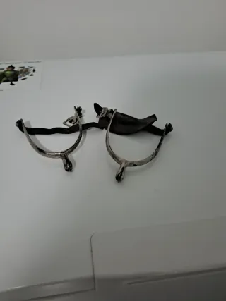 Espuelas de metal para montar