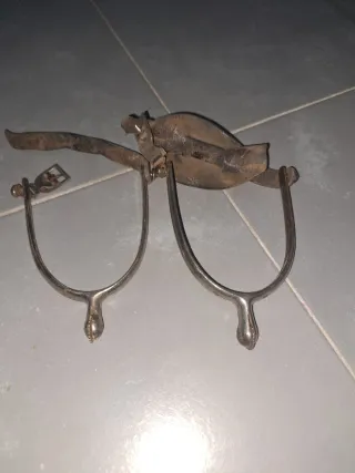 Espuelas de metal para montar