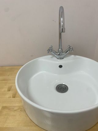 Cocina con lavabo y grifo