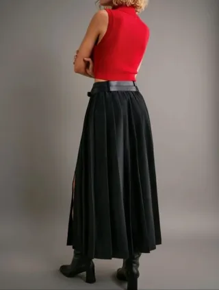 Gonna longuette a pieghe con spacco laterale