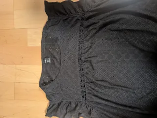 Camiseta negra con volantes