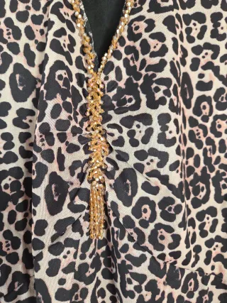Blusa leopardo con piedras.