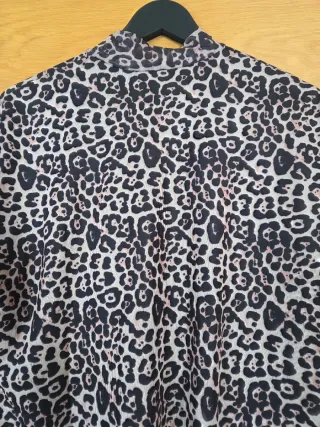 Blusa leopardo con piedras.