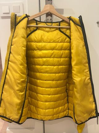 Cazadora acolchada amarilla con capucha