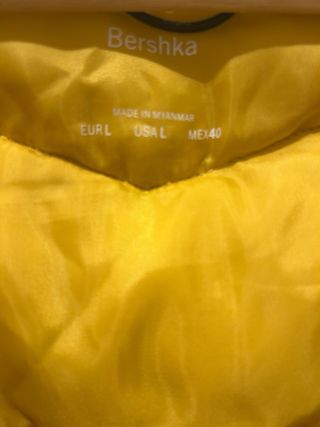 Cazadora acolchada amarilla con capucha