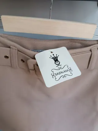 Falda beige con cinturón