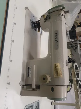 Máquina de coser plana con recortador