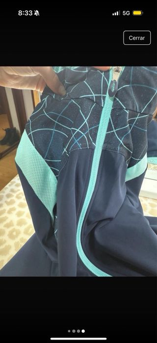 Chaquetas deportivas Decathlon negra y rosa