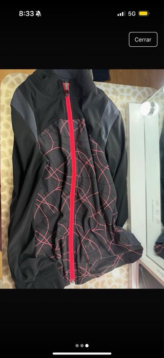 Chaquetas deportivas Decathlon negra y rosa