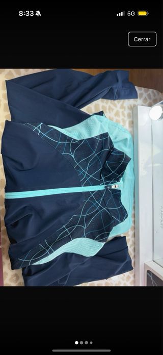 Chaquetas deportivas Decathlon negra y rosa