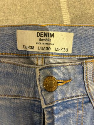 Tejanos pitillo desgastados