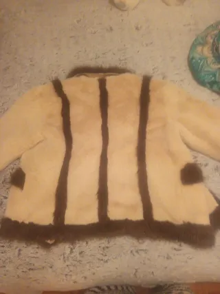 Abrigo de pelo beige y marrón