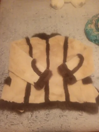 Abrigo de pelo beige y marrón