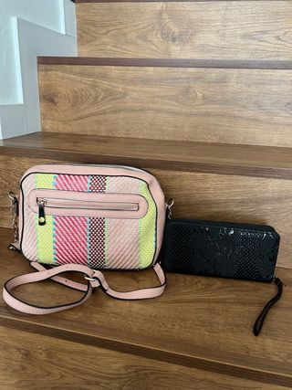 Conjunto Bolso multicolor y Cartera negra.
