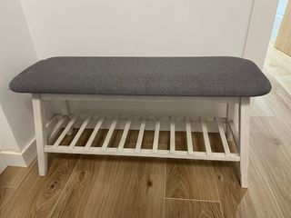 Banco de madera tapizado gris