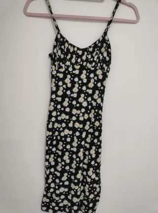 Vestido negro con estampado de margaritas