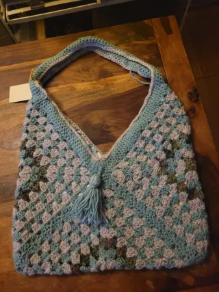 Bolso tejido a mano estilo granny square
