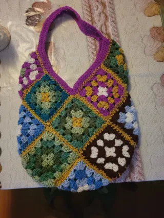 Bolso tejido a mano estilo granny square
