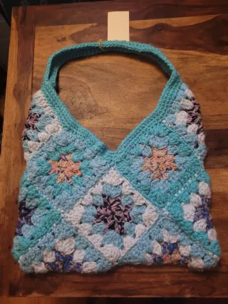 Bolso tejido a mano estilo granny square