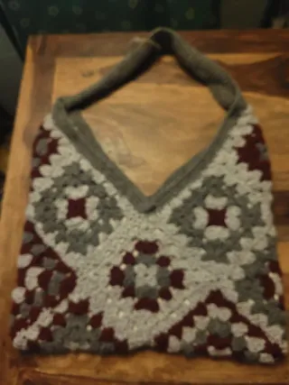 Bolso tejido a mano estilo granny square