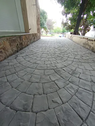 Suelo de hormigón impreso y césped artificial