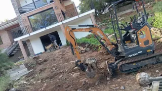 Suelo de hormigón impreso y césped artificial