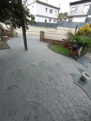 Suelo de hormigón impreso y césped artificial