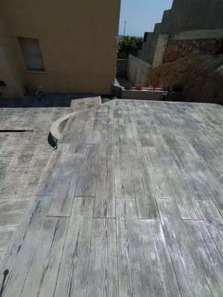 Suelo de hormigón impreso y césped artificial