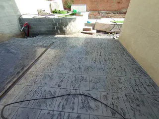 Suelo de hormigón impreso y césped artificial