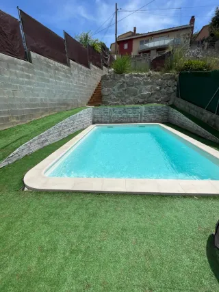 Suelo de hormigón impreso y césped artificial