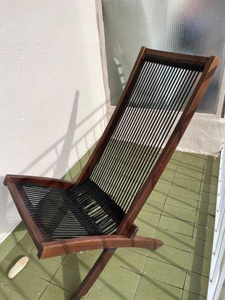 Silla de madera con cuerdas negras