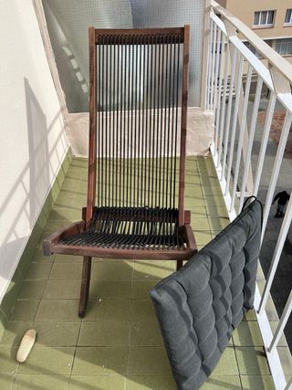 Silla de madera con cuerdas negras