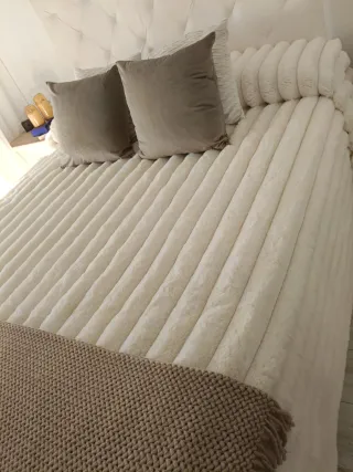 Edredón Manterol para cama de 150 en blanco roto.