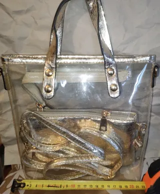 Bolso transparente con monedero dorado