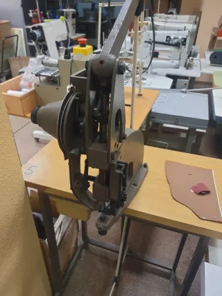 Máquina de remaches industrial